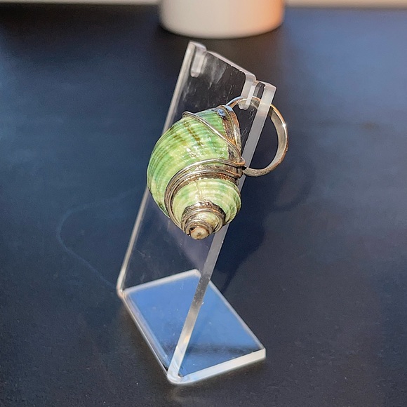 ENAMEL SNAIL SHELL RING⚜️Beautiful green enameled shell w/silver tone 🎉HP🎉 - Picture 4 of 8